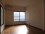 居室・リビング　角部屋で２面に窓あります。
