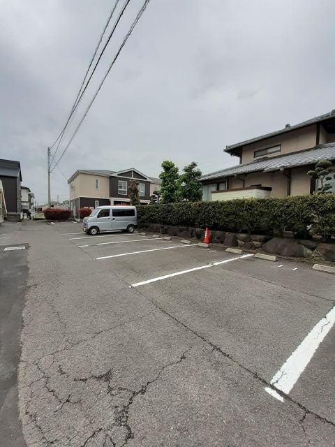 【松山市西長戸町のアパートの駐車場】