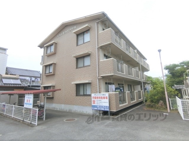 京田辺市田辺沓脱のマンションの建物外観