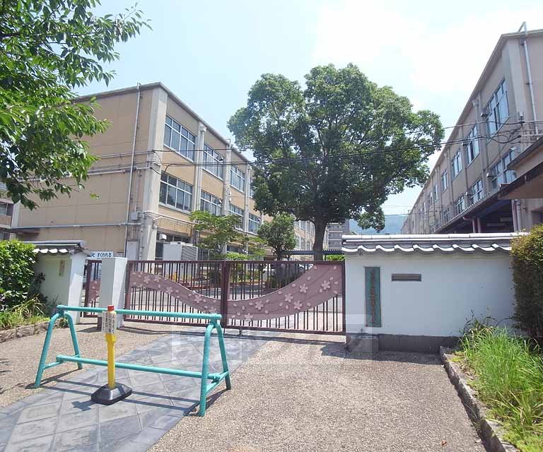 【京都市伏見区醍醐中山町のマンションの小学校】