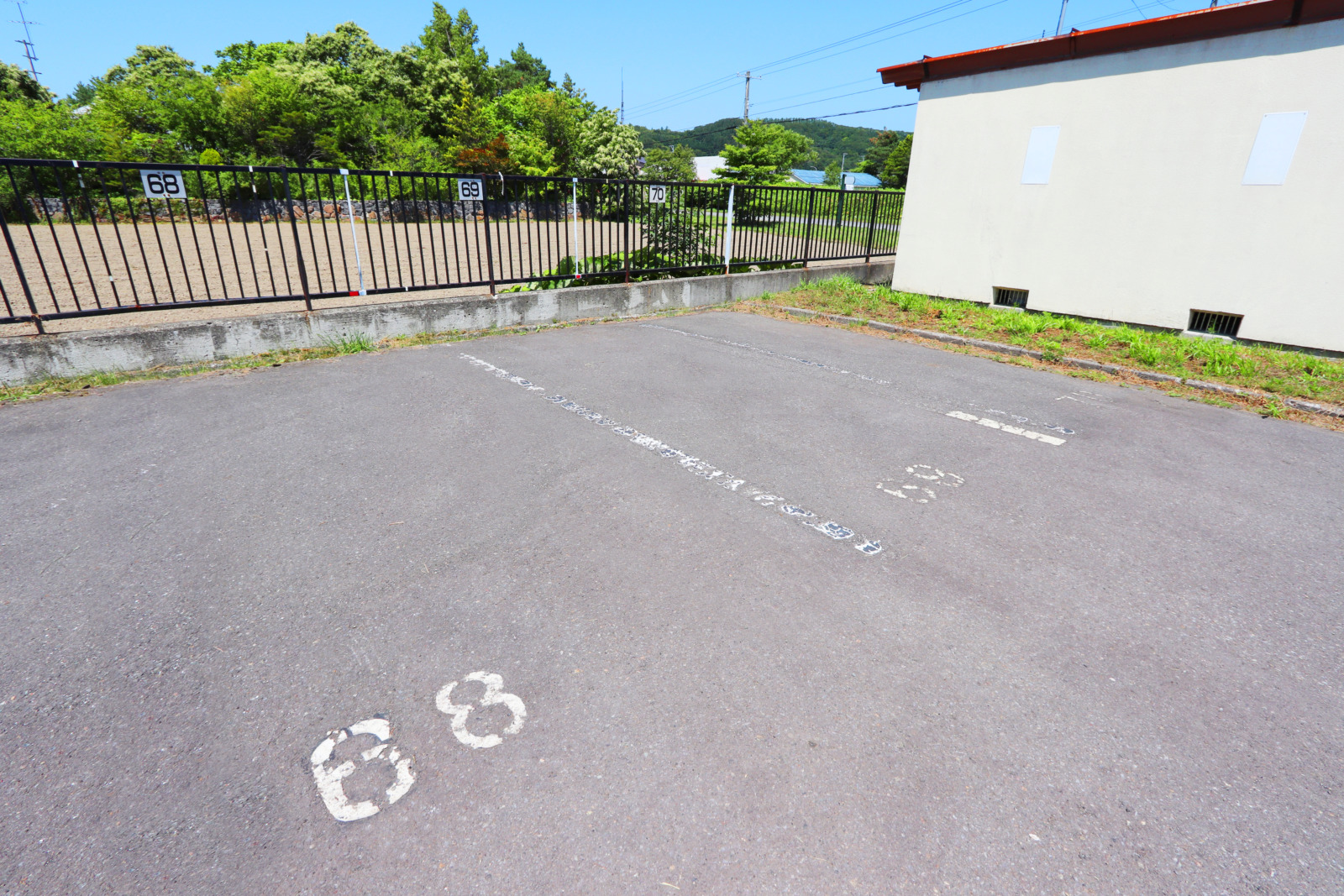 【夕張郡栗山町錦のマンションの駐車場】