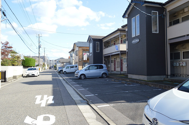 【グランシャリオAの駐車場】