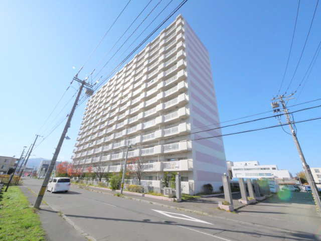 札幌市西区八軒七条西のマンションの建物外観