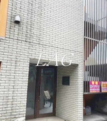 【新宿区大久保のマンションのエントランス】