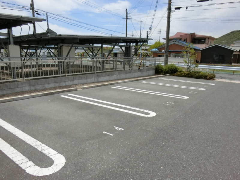 【加東市下滝野のマンションの駐車場】