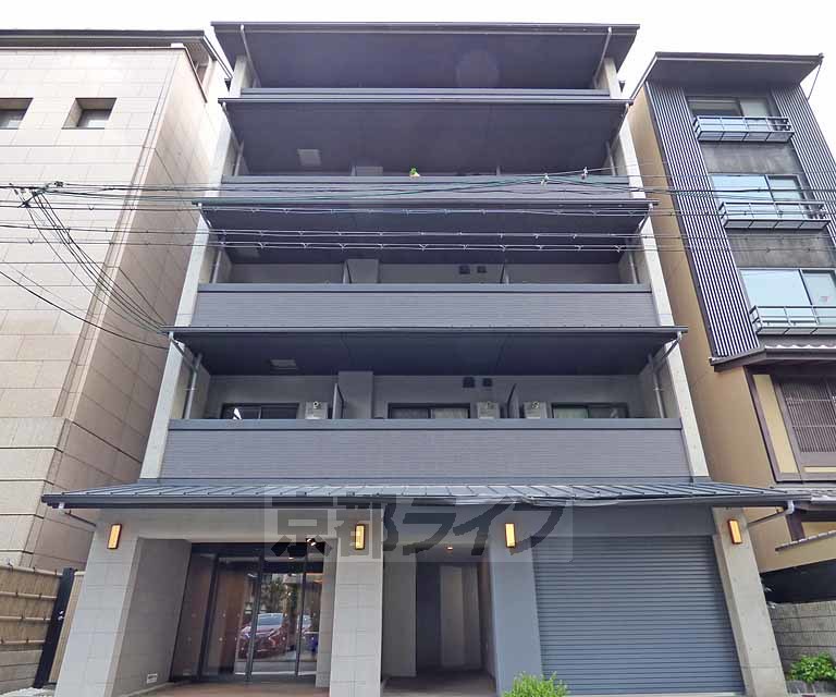 【京都市東山区三吉町のマンションの建物外観】