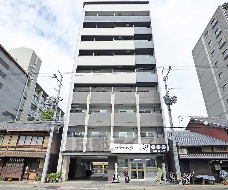 京都市上京区西北小路町のマンションの建物外観