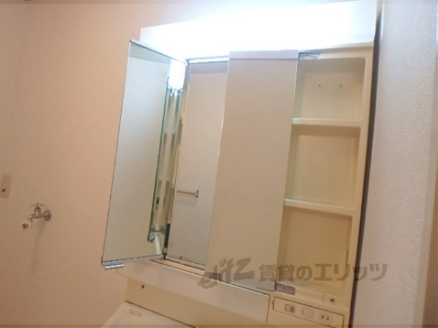 洗面設備　上部収納