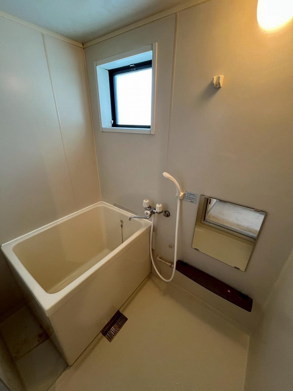 バス・シャワールーム　窓・鏡のあるバスルーム