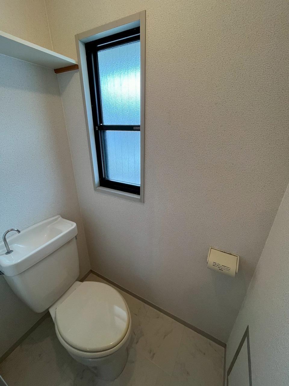 トイレ　窓・収納棚のあるトイレ