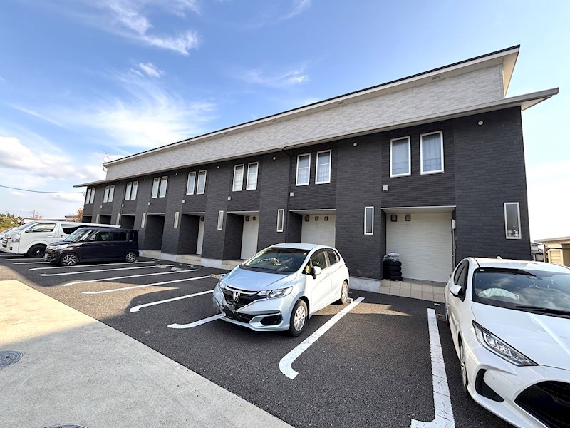 建物外観　1軒様毎の玄関の作りとなっているので、プライベートが保守でき