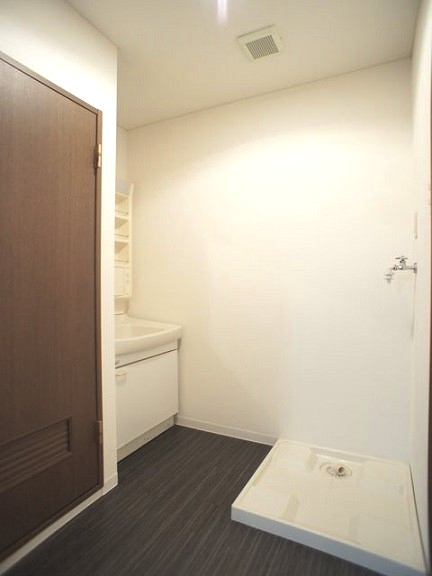 洗面設備　洗面化粧台と洗濯機置き場があります♪