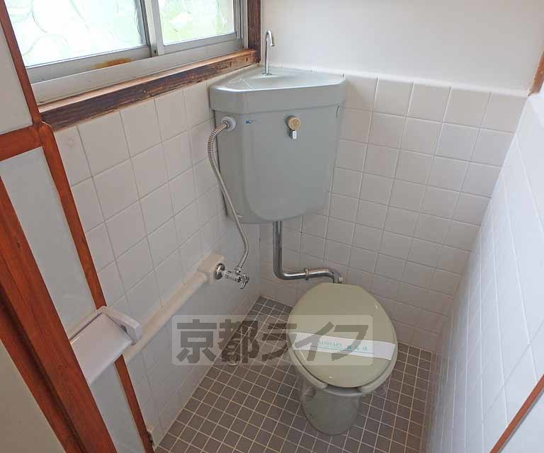 トイレ　窓が大きく明るいトイレです。