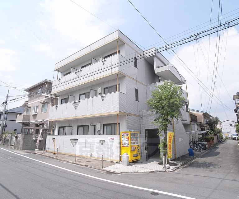 建物外観　白と黄色のコラボが可愛い外観。