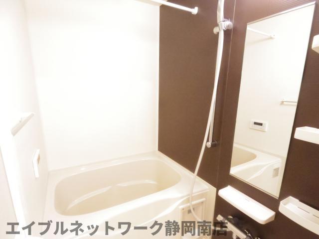 バス・シャワールーム　落ち着いた空間のお風呂です