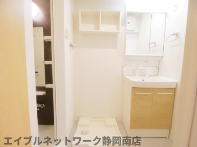 洗面設備　明るい洗面所です