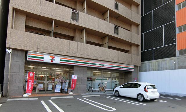 コンビニ　セブンイレブン広島宝町南店（コンビニ）まで242m