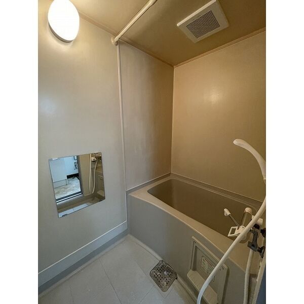 バス・シャワールーム　コンパクトで使いやすいお風呂です