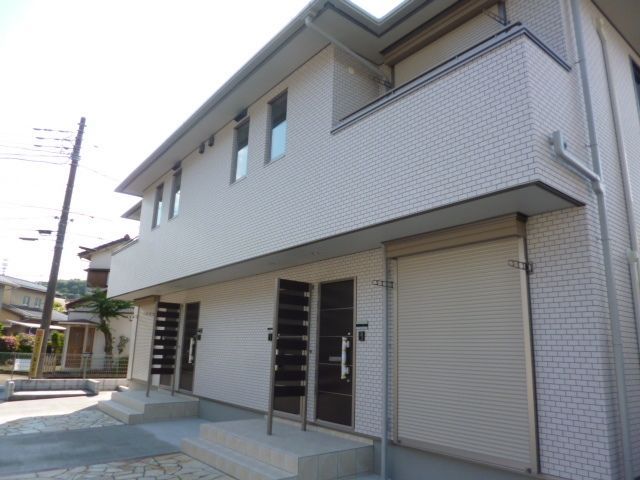 建物外観　★目の前が駐車場なので日当たりはいいです★