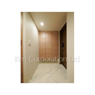 玄関　同タイプ5階のお部屋を撮影。仕様が異なることがあります。