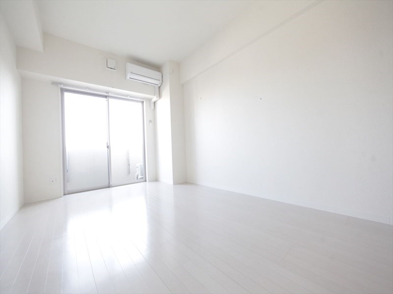 バルコニー　洋室9.7帖　エアコン完備　クローゼット付　南面バルコニー