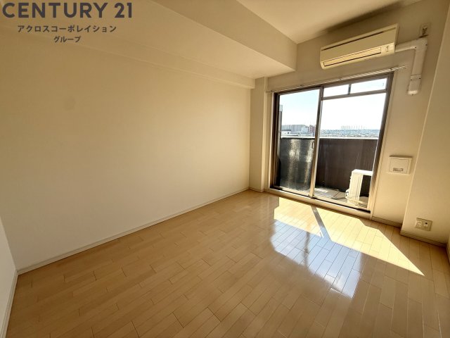 居室・リビング　床の色が明るくて、とても綺麗です。