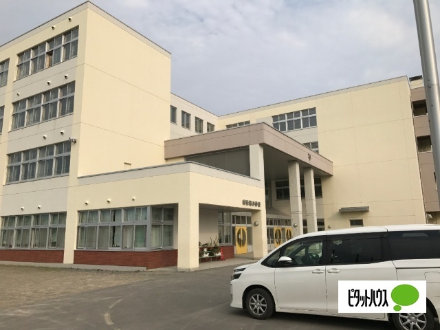 小学校　旭川市立神楽岡小学校（小学校）まで659m