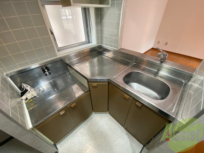 キッチン　キッチンはシックなデザインでした。洗い場も大きい。