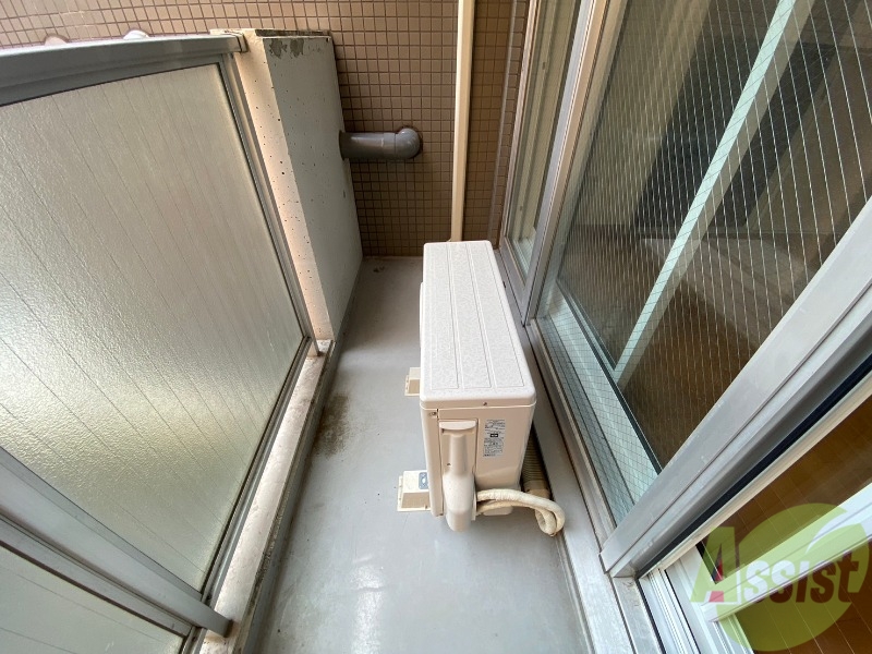 バルコニー　バルコニー。洗濯物がはかどりそうな広さがありますよ。