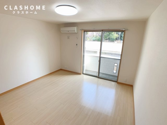 居室・リビング　同物件の別部屋になります。