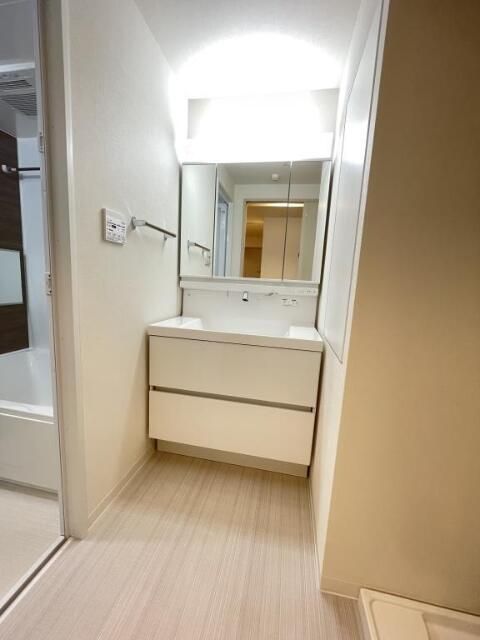 洗面設備　ゆったりとスペースのある洗面所