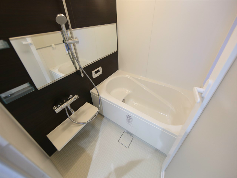 バス・シャワールーム　浴室暖房乾燥機付　追い焚き付お風呂　窓付（換気良好）