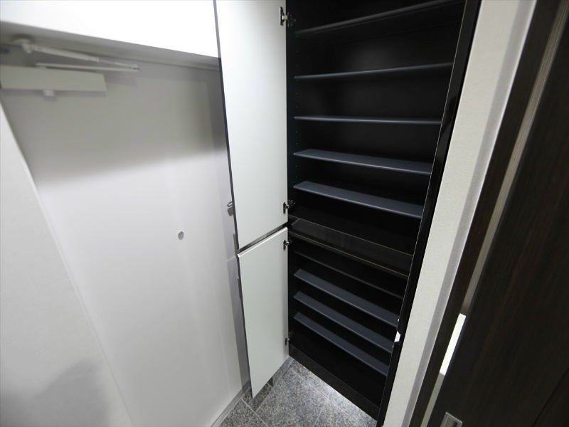 玄関　玄関　シューズボックス付（収納充実してます）