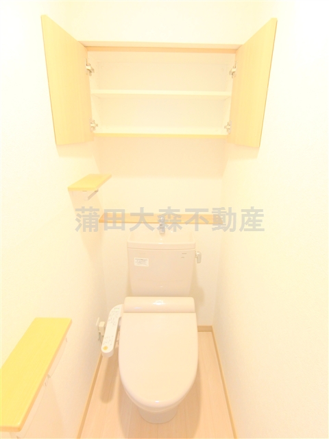 トイレ　棚収納と温水洗浄便座付きのトイレ