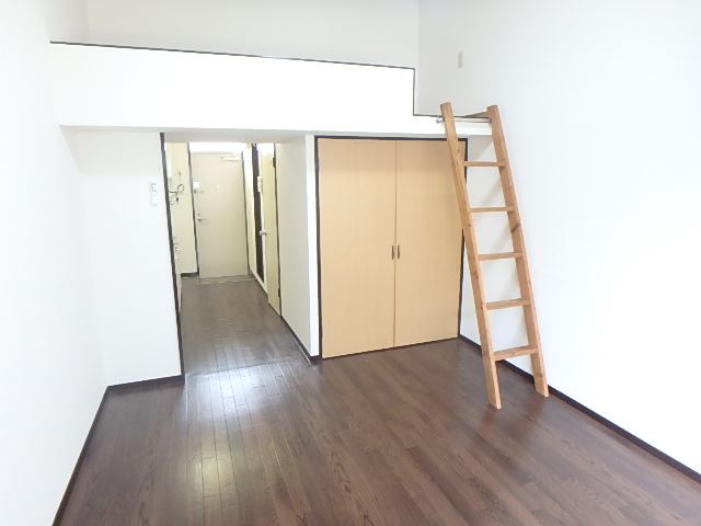 居室・リビング　ロフトで天井が高く解放感のある居室です。