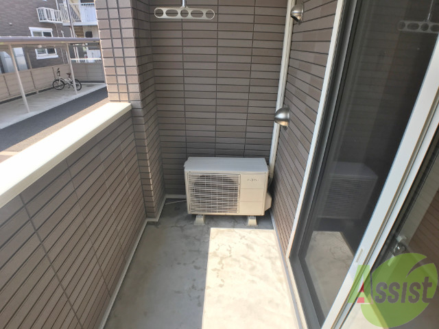 バルコニー　バルコニーは幅があり、広い印象を受けました。