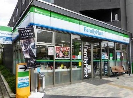 コンビニ　ファミリーマート 世田谷下馬一丁目店（コンビニ）まで612m
