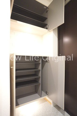 玄関　上下に分かれたシューズボックスがあります☆