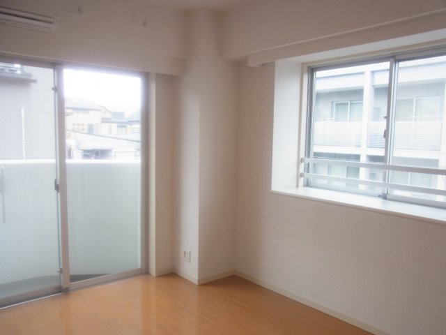 居室・リビング　※参考写真　212号室は角部屋２面採光ではありません