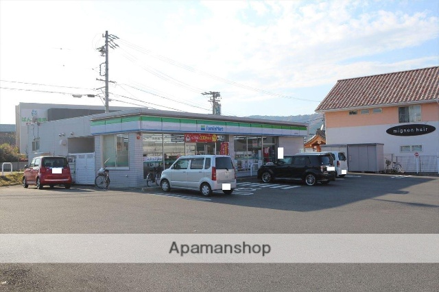 コンビニ　ファミリーマート（コンビニ）まで372m