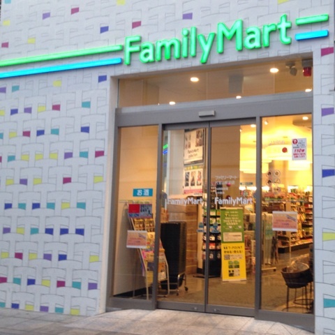 コンビニ　ファミリーマート代官山駅前店（コンビニ）まで176m