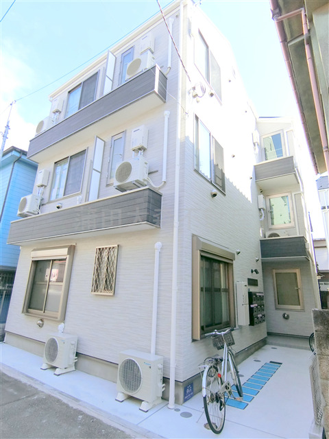 建物外観　2022年3月築　木造地上3階建て総戸数9戸オートロック付人