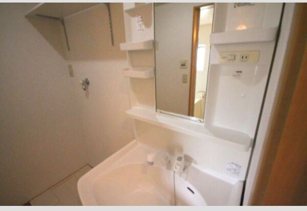 洗面設備　※写真は同じマンションの違う部屋のものになります。