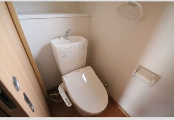 トイレ　※写真は同じマンションの違う部屋のものになります。