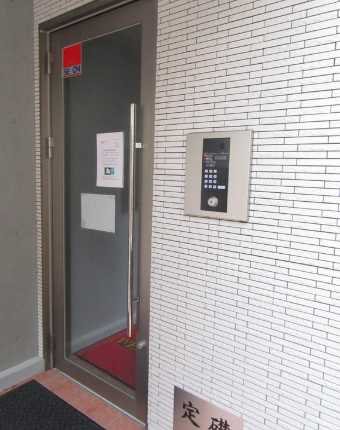 エントランス　オートロック付きのエントランスです。