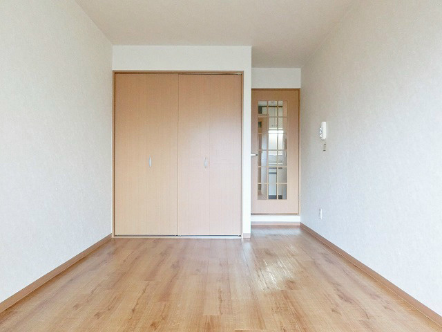 その他部屋・スペース　ウッド感のある床が柔らかい印象。