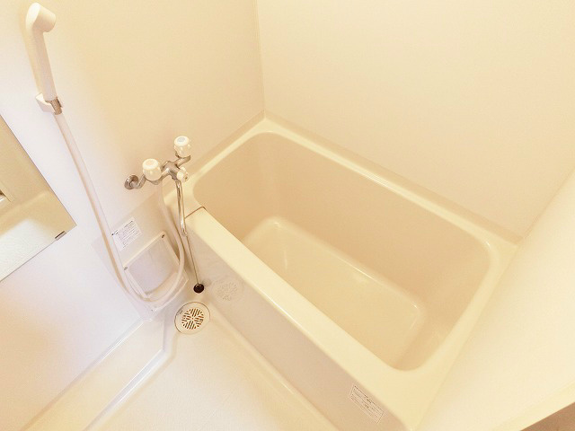バス・シャワールーム　清潔で明るい浴室です。