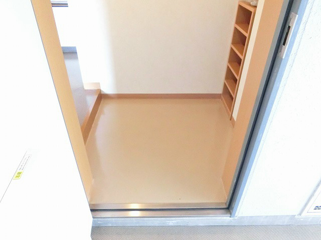 玄関　優しい印象の玄関です。シューズラックがあります。