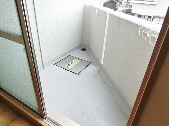 バルコニー　三角形のベランダ。物干し金具付き。