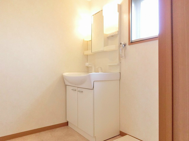 洗面設備　収納力を兼ね備えた洗面台です。